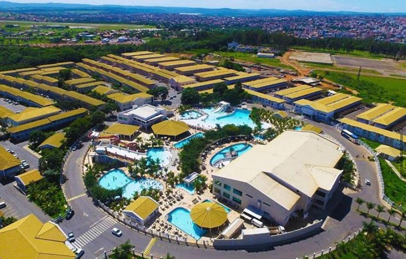 CLUBE NO MEIO EM VOLTA OS APARTAMENTOS